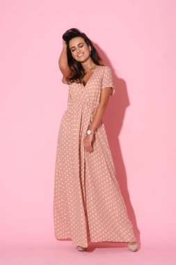 Sette uzun elbiseli zarif model.