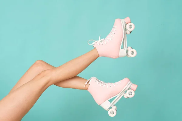 粉红色溜冰鞋在腿上 活动可以很有趣 — 图库照片