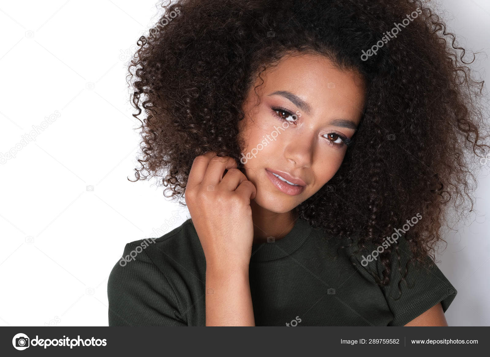 á Afro Devushki Fotografii Kartinki Devushka S Afro Skachat Na Depositphotos