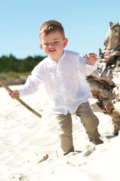Bebé Bonito Vestindo Camisa Linho Branco Está Jogando Praia — Fotografia de Stock