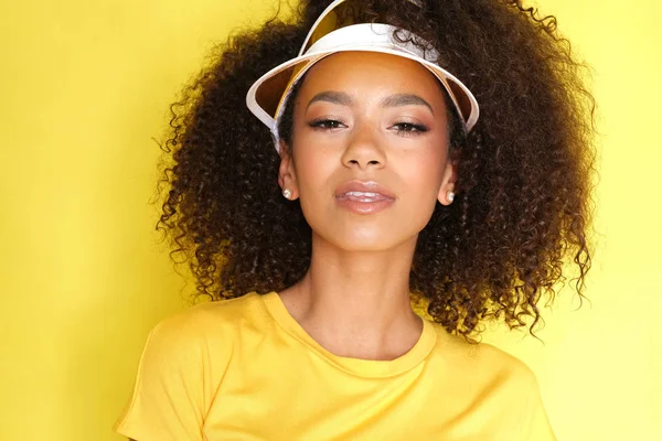 Güzel Afro Amerikan Modeli Sarı Arka Plan Izole — Stok fotoğraf