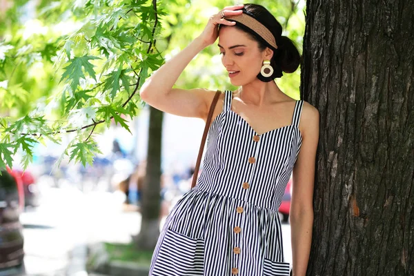 Güzel kadın parkta onu ücretsiz gün harcama.