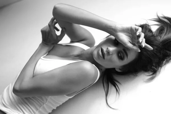 Esmer Model Şehvetli Siyah Beyaz Portre — Stok fotoğraf