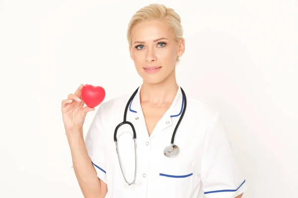 Jovem Médico Positivo Segurando Coração Uma Mão — Fotografia de Stock