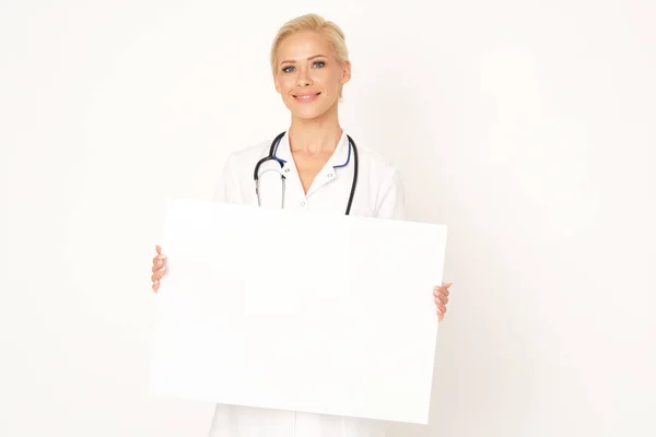 Médico Bonito Está Segurando Banner Branco — Fotografia de Stock