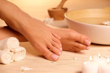  Bambu mat kadın eller ve bacaklar.