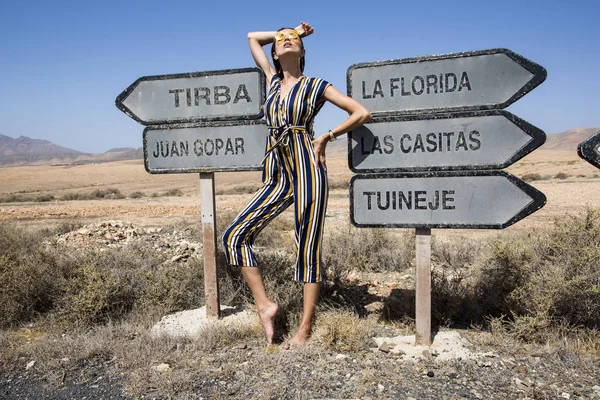 Grande Modelo Morena Está Posando Deserto — Fotografia de Stock