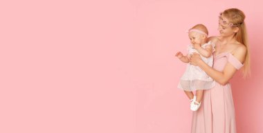 Genç anne ve onun küçük, sevimli kızı güzel bir portre. Aşk dolu resim.