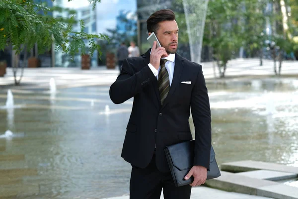 Empresário Falando Telefone Frente Seu Local Trabalho — Fotografia de Stock