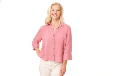 Stüdyo çekimi olan sette güzel, sarışın tv sunucusu.