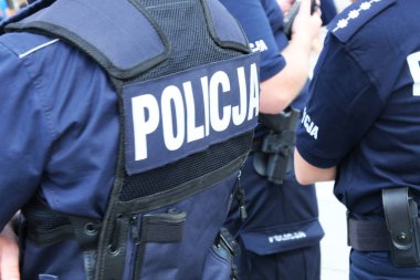 Katowice, Polonya-Ağustos/15/2019 görev başında ki polis. Polis logosunun kapatılması.