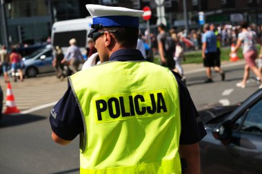 Katowice, Polonya-Ağustos/15/2019 görev başında ki polis. Polis logosunun kapatılması.