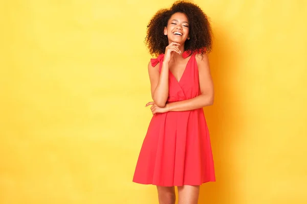Sarı Arka Planda Kırmızı Elbiseli Sevimli Afro Amercian Kız — Stok fotoğraf