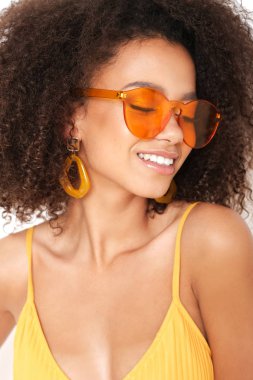 Gülümsemesi parlıyor! Güzel yüz ve turuncu aksesuarlar. 