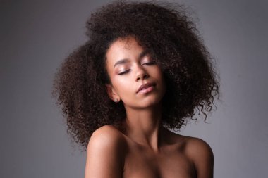 Şehvetli afro-amercian yüz güzel ateş.