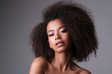 Şehvetli afro-amercian yüz güzel ateş.