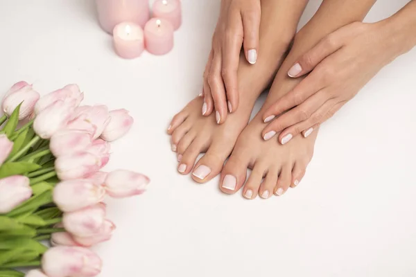 Obraz Kobiecych Nóg Rąk Pedicure Manicure Nogi Otoczone Różowymi Tulipanami — Zdjęcie stockowe