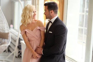 İki aşık parti için hazır. Bu şık takım elbiseyle şık görünüyorlar..