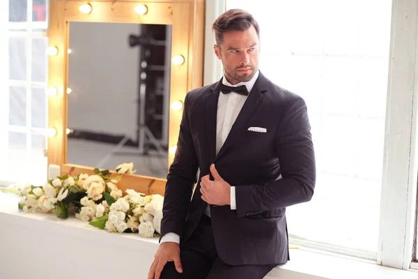 Bonito Homem Terno Está Esperando Por Sua Senhora — Fotografia de Stock