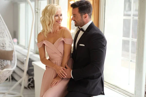 İki aşık parti için hazır. Bu şık takım elbiseyle şık görünüyorlar..