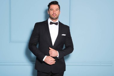 Siyah şık takım elbiseli yakışıklı adam.