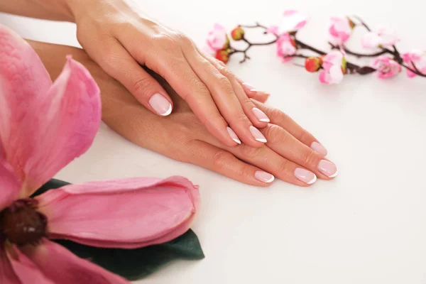 Het Beeld Van Vrouwelijke Handen Met Perfect Verzorgde Manicure — Stockfoto