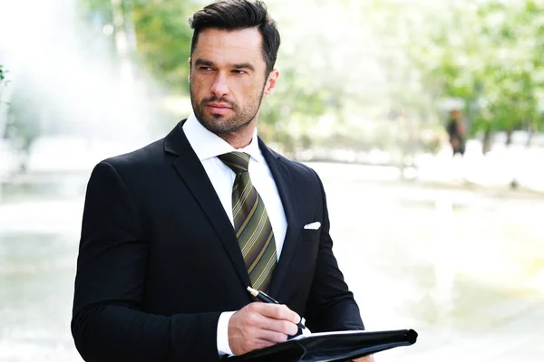 Homem Elegante Terno Preto Clássico Está Preparando Para Uma Reunião — Fotografia de Stock