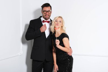 Zarif çift komik yüzler yapıyoruz.