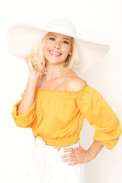 Femme Heureuse Portant Une Chemise Jaune Chapeau Soleil Blanc Est — Photo