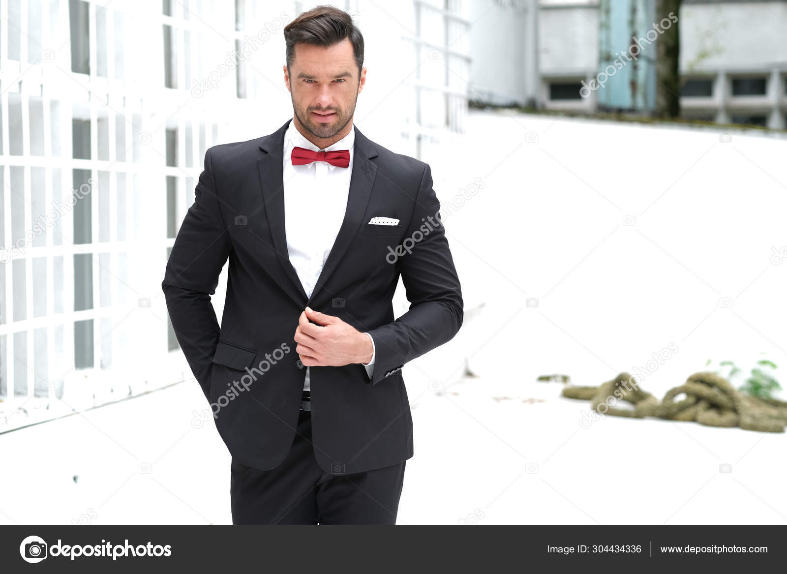 Homme Elegant Costume Noir Noeud Papillon Rouge Attend Dame Photo de stock par foremniakowski 304434336