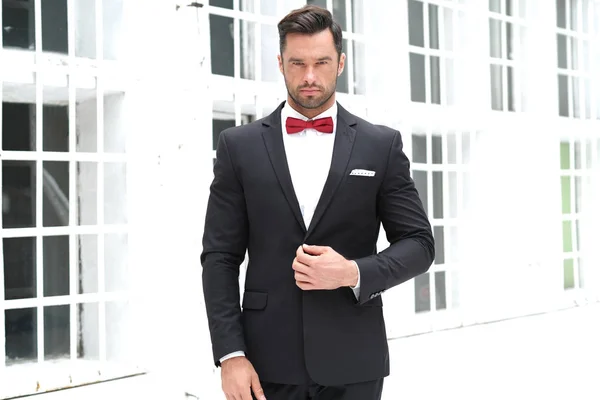 Olhar Elegante Sempre Melhor Homem Vestindo Terno Preto Laço Vermelho — Fotografia de Stock