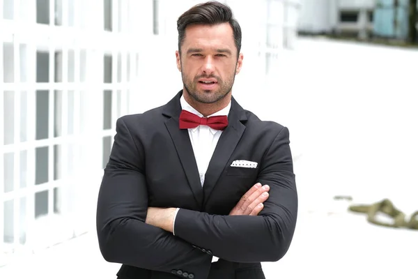 Elegante Man Zwart Pak Rode Bow Tie Wachten Voor Zijn — Stockfoto