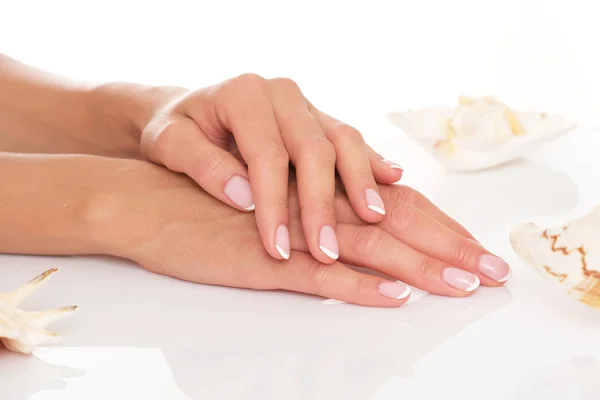 Primer Plano Manos Femeninas Delicadas Con Manicura Rodeada Concha Marina —  Fotos de Stock