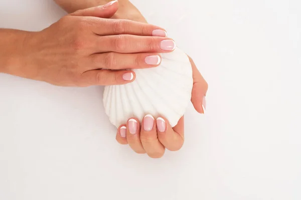 Mãos Femininas Suaves Segurando Uma Concha Mostrando Beleza Manicure — Fotografia de Stock