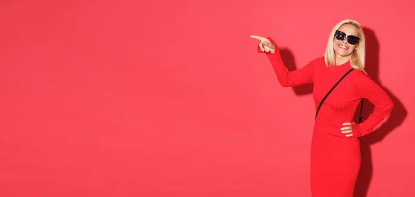 Modelo Rubio Vestido Rojo Gafas Sol Negras Mostrando Sth Lateral — Foto de Stock