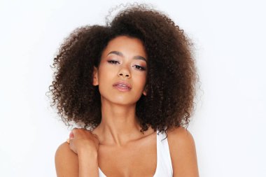 Derin görüşlü afro-Amerikan kız Sensaul portre.