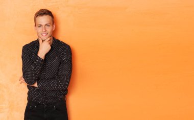 Siyah elbise giyen sarışın adam düşünüyor,