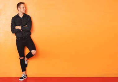 Yakışıklı adam yan bakıyor.