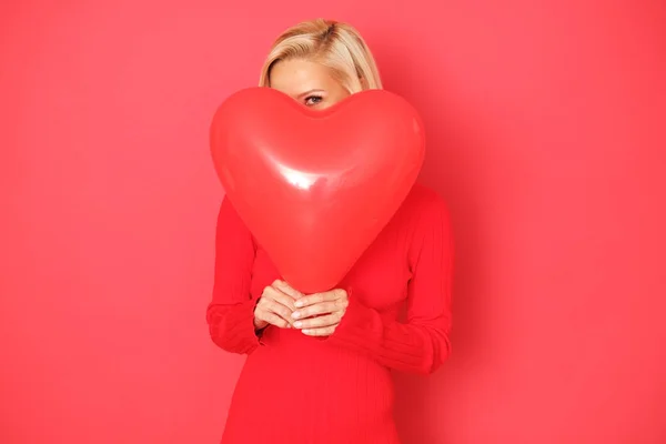 Mooie Blonde Verbergt Zich Achter Rode Hartvormige Ballon — Stockfoto