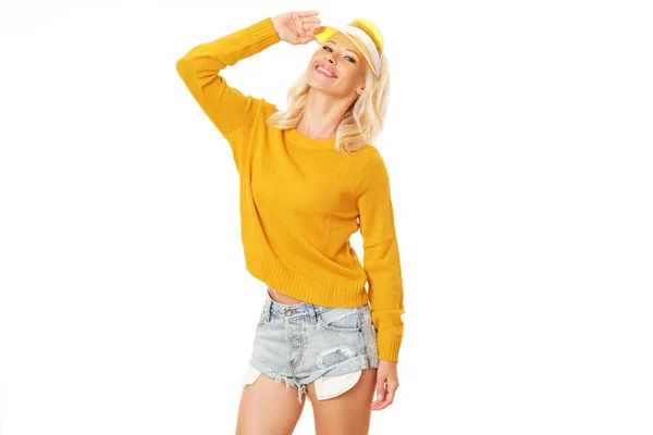 Gadis Bahagia Dengan Sweater Kuning Terisolasi Dengan Latar Belakang Putih — Stok Foto