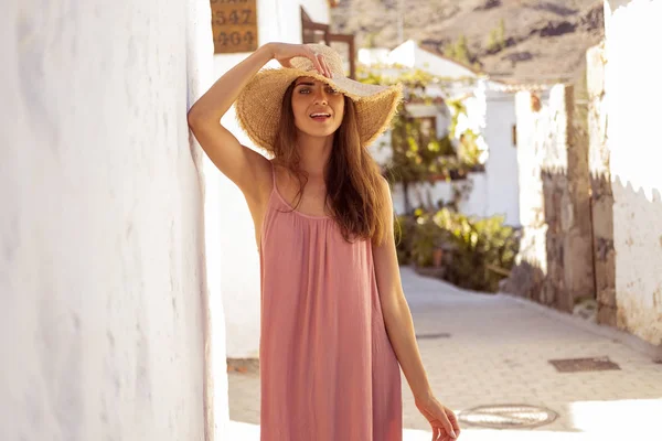 Όμορφη Μελαχρινή Ψάθινο Καπέλο Και Μακρύ Ροζ Φόρεμα Θαυμάζει Σοκάκια — Φωτογραφία Αρχείου
