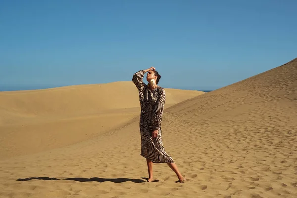 Modelo Vestindo Animal Vestido Impressão Andando Deserto Arenoso — Fotografia de Stock