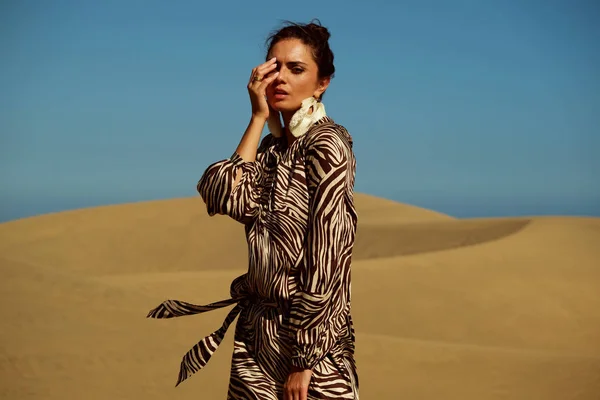 Modelo Vestindo Animal Vestido Impressão Andando Deserto Arenoso — Fotografia de Stock