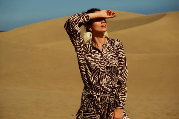 Mulher Bonita Deserto — Fotografia de Stock