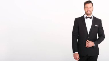 Klasik siyah takım elbiseli yakışıklı adam çok zarif görünüyor..