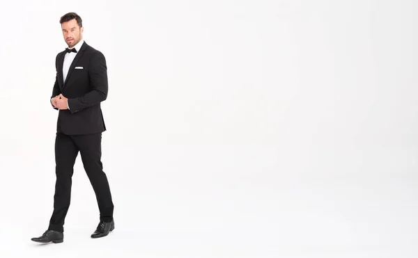 Schöner Mann Klassischen Schwarzen Anzug Sieht Sehr Elegant Aus — Stockfoto
