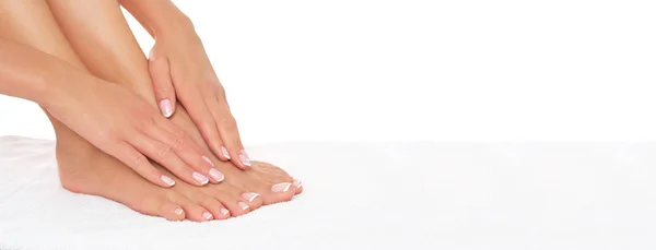 Dokonale Provedené Manikúra Pedikúra Ženských Nohou Izolovaných Bílém Pozadí — Stock fotografie