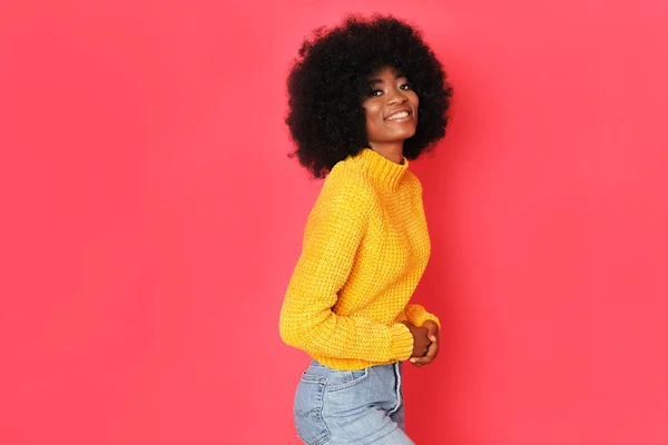 Fantastique Afro Fille Avec Grand Sourire Isolé Sur Fond Rouge — Photo