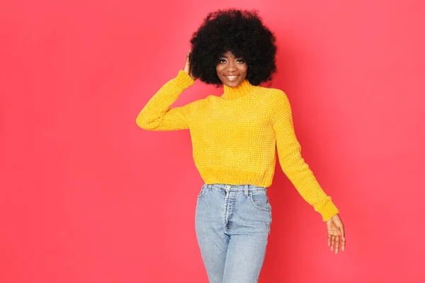 Rindo Menina Afro Bonita Camisola Amarela Parece Apenas Precioso — Fotografia de Stock