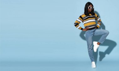 O bir moda kızı! Beyaz güneş gözlüklü güzel Afrikalı model..